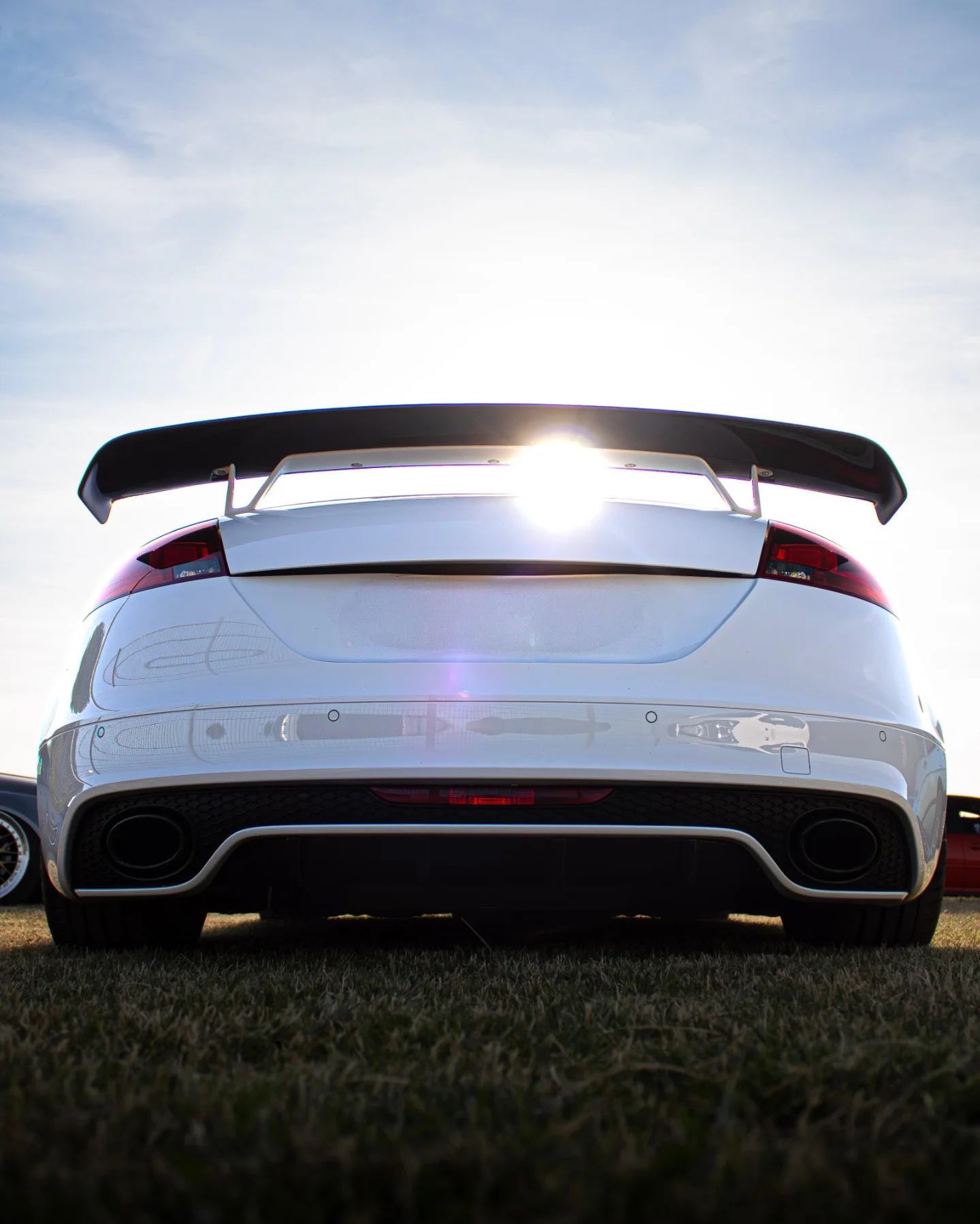 Heckansicht eines Audi TT RS mit Heckflügel