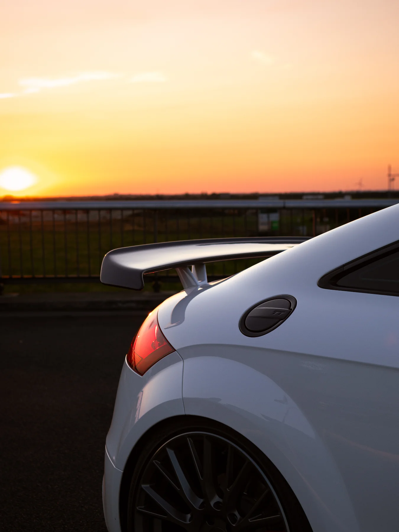 Audi TT RS mit Heckflügel im Sonnenuntergang
