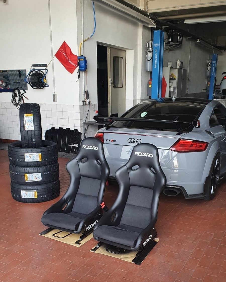 Blick in die Werkstatt: Audi TT RS, Schalensitze und Reifen