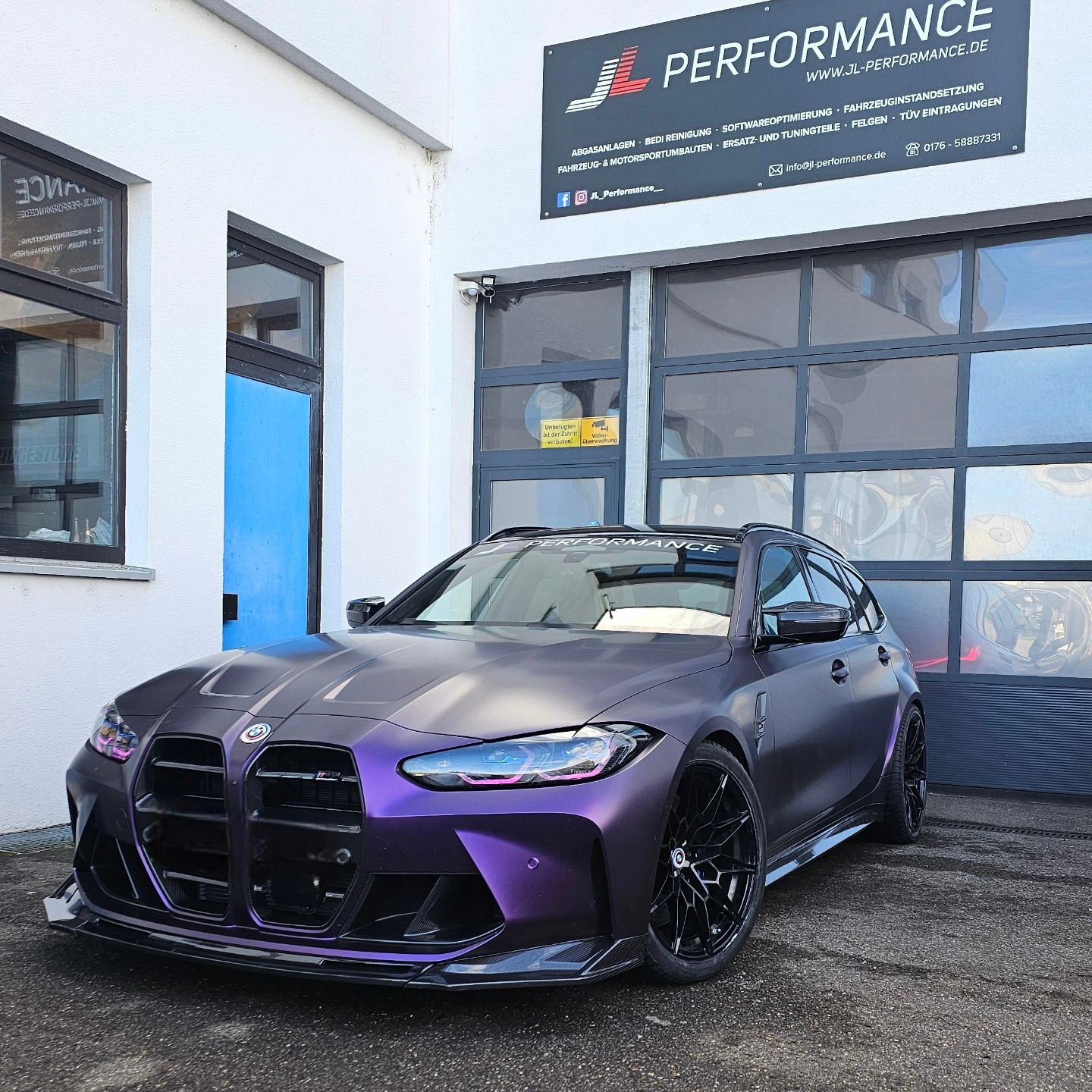 BMW M3 in Violett vor der Halle