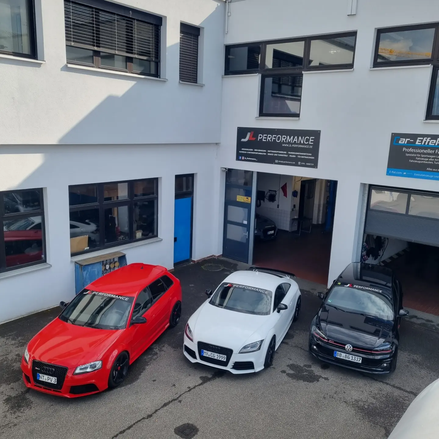 Die Werkstatt von JL Performance in Weil der Stadt mit Kundenfahrzeugen davor