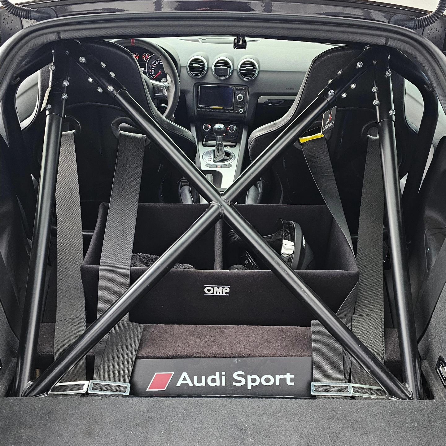 Überrollkäfig im Innenraum eines Audi