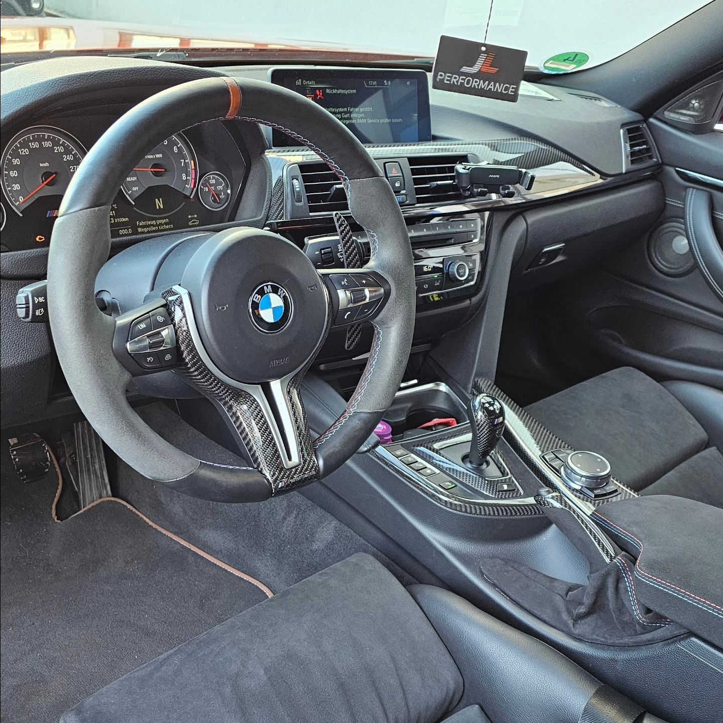 Cockpit mit Sportlenkrad