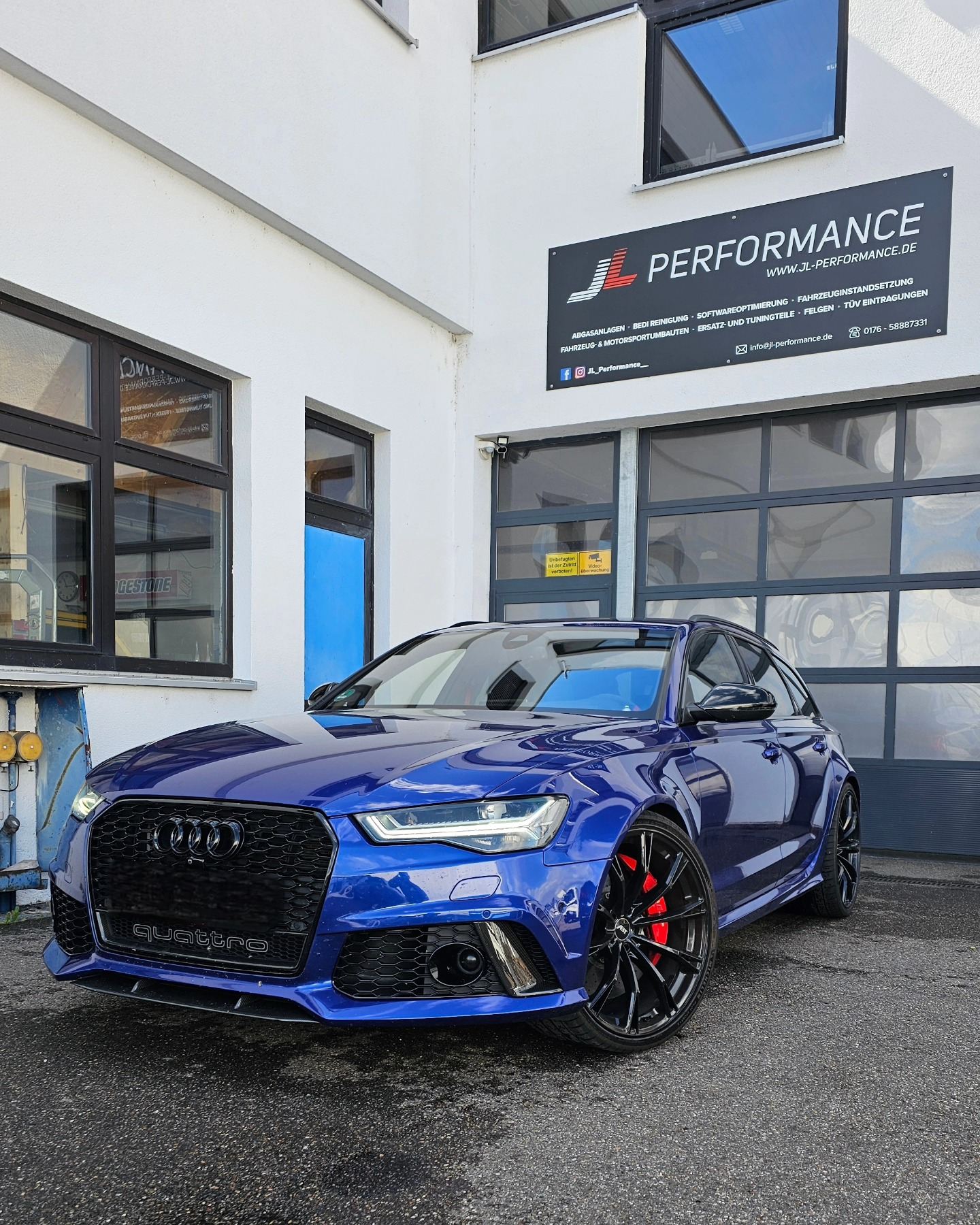 Audi RS6 in Blau mit schwarzen Felgen