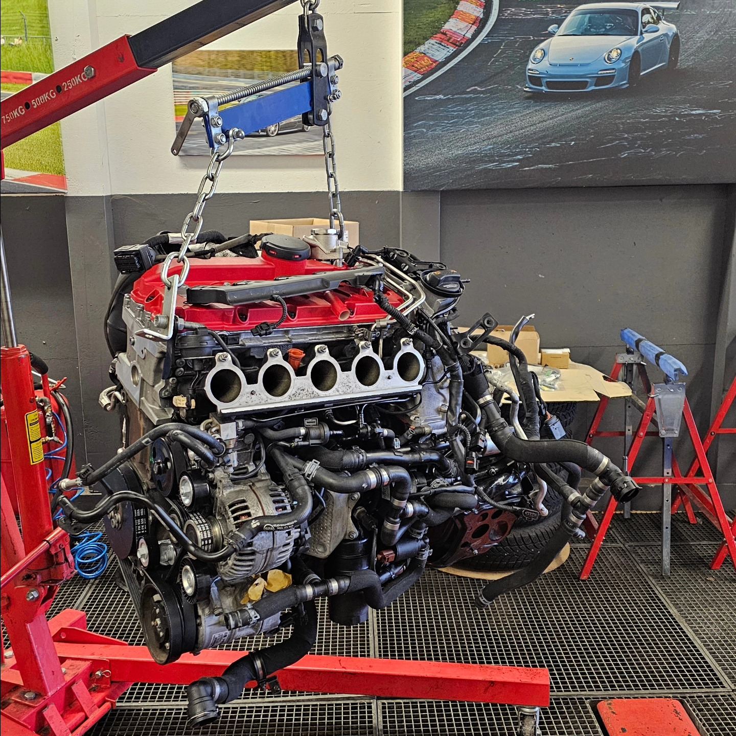 Ausgebauter Motor am Motorkran