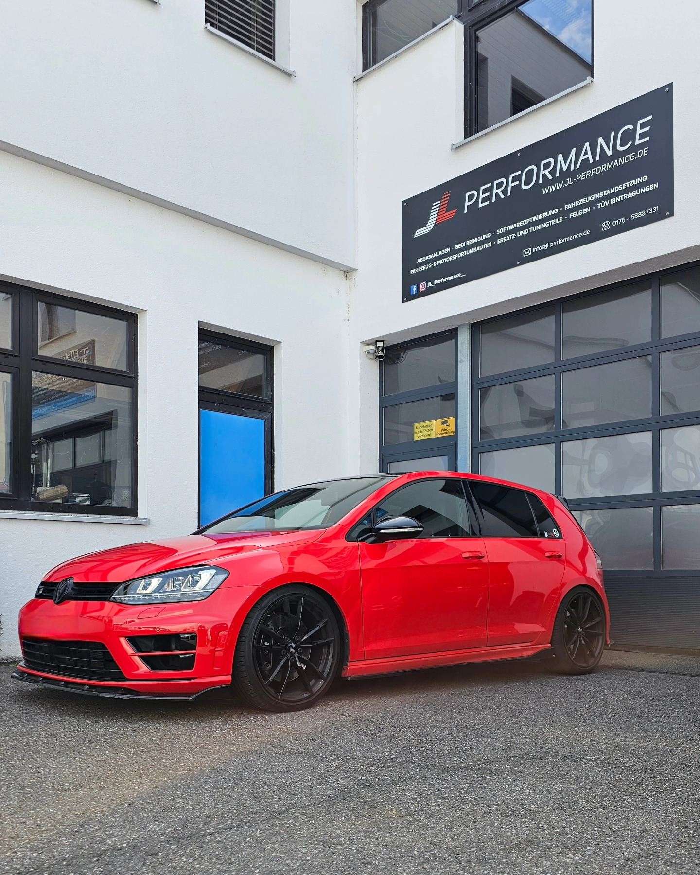 Roter VW Golf vor der Werkstatt